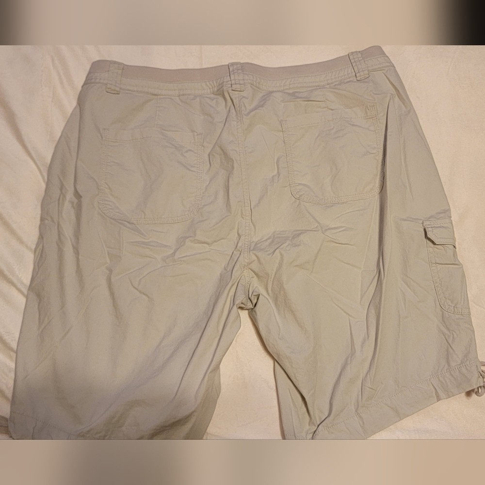 St. John's Bay Light Tan Cargo Shorts - Picture 2 of 4